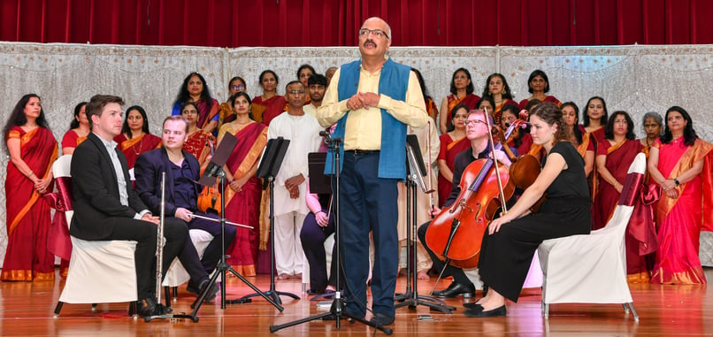 Dr Kanniks Kannikeswaran  his musican ensemble delivered a scintillating performance at HUA Houston Gala (003)